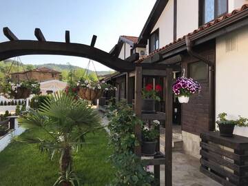 Фото номера Апартаменты - Двухуровневые Курортные отели Hotel Bukor Shtepi Magnolia г. Mandrica 69